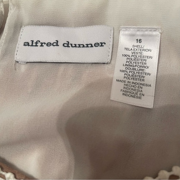 Alfred Dunner Flowy keyhole V-Neck, Ombre 3/4 sleeve Top. Size 16 - Picture 6 of 7